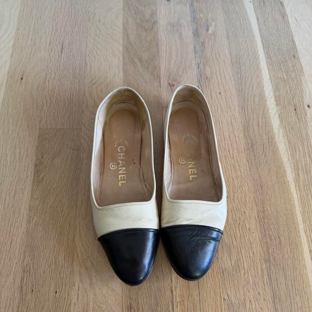 Chanel authentic black and beige leather ballet flats with black cap toe - Picture 2 of 8